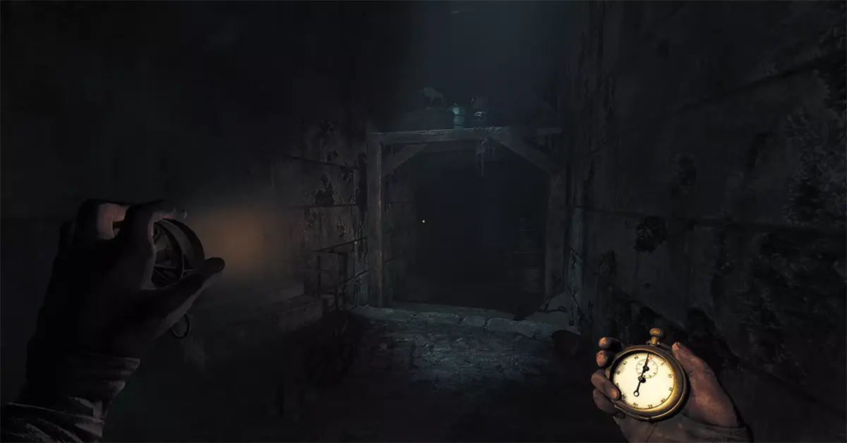 Un soldato che tiene in mano una torcia a dinamo in un oscuro e claustrofobico corridoio di pietra in Amnesia: The Bunker.