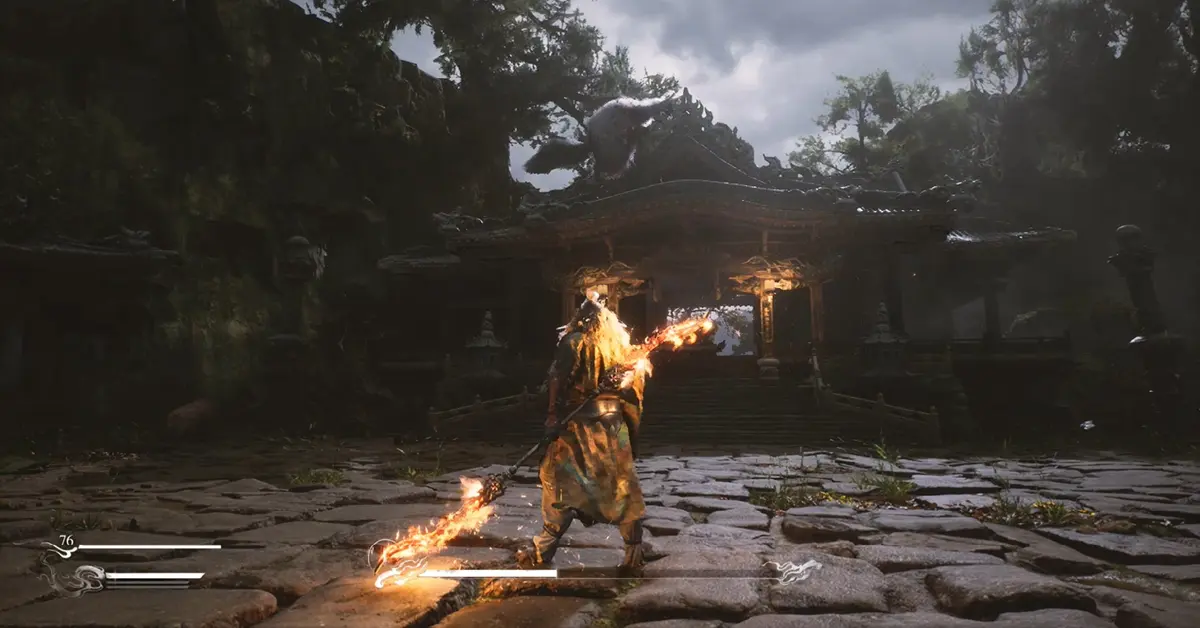 Il Predestinato di Black Myth Wukong che impugna il suo bastone in una foresta mistica