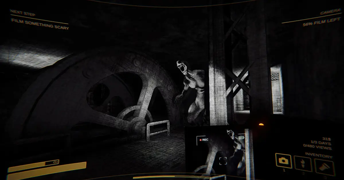 Giocatori di Content Warning filmano un mostro in un dungeon oscuro con una videocamera a mano