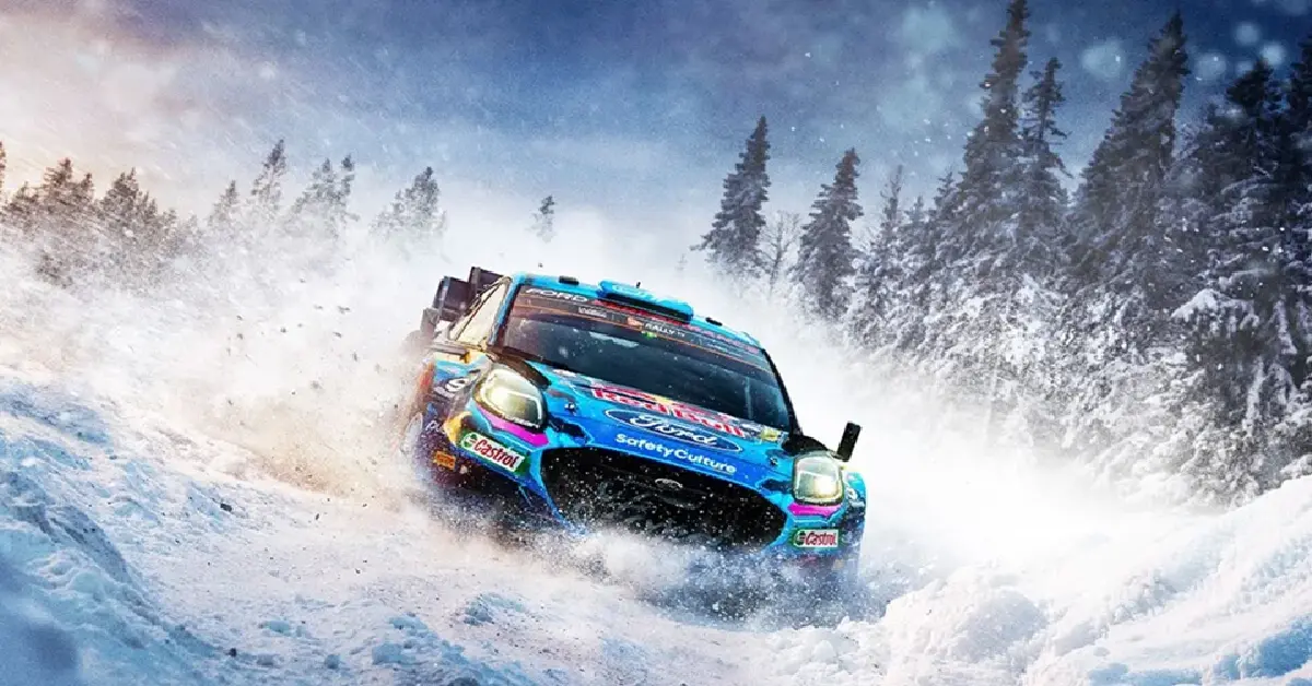 Auto da rally di EA Sports WRC in una derapata aggressiva su una tappa forestale innevata