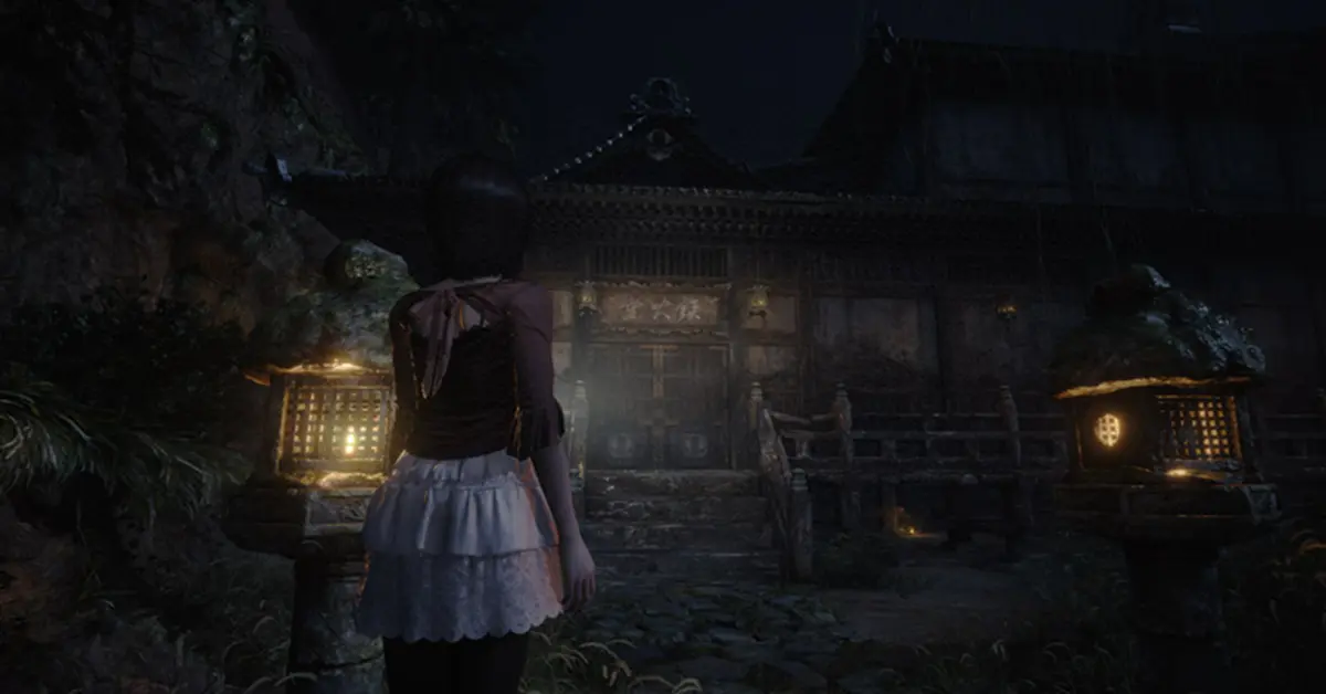 Vista inquietante del villaggio infestato di Minakami in Fatal Frame II Remake