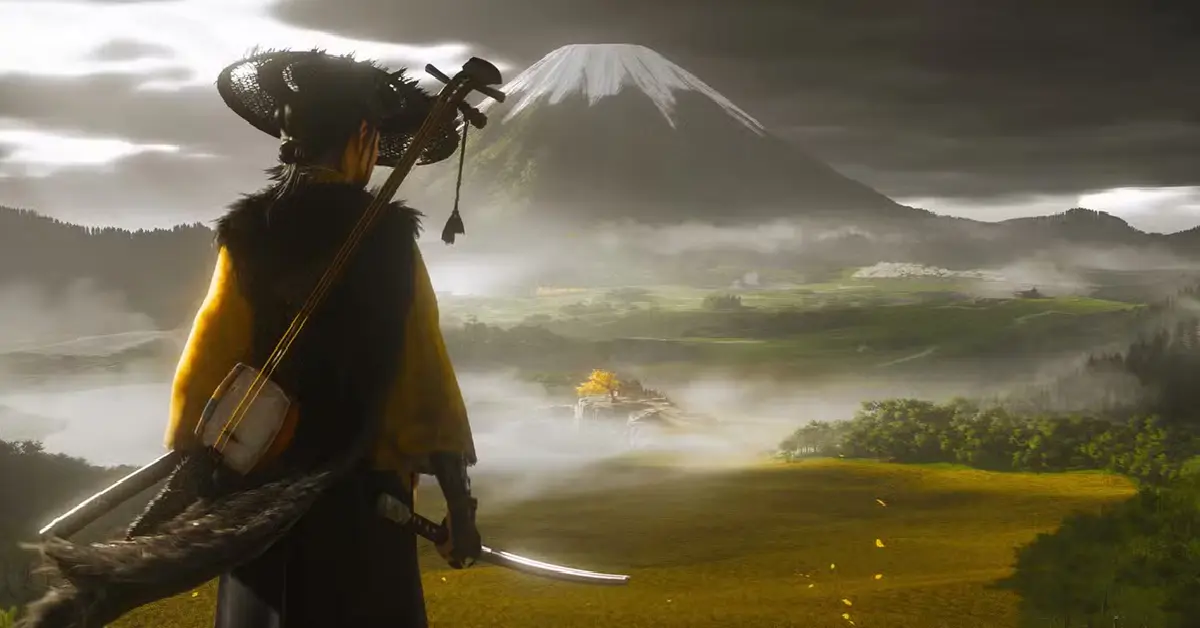 La protagonista di Ghost of Yōtei, Atsu, in piedi in un campo di erba alta mentre osserva il Monte Yōtei