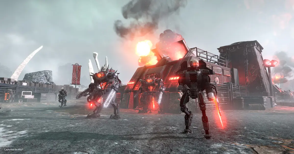 Quattro Helldivers pesantemente corazzati si lanciano in una zona di combattimento ostile tra esplosioni planetarie