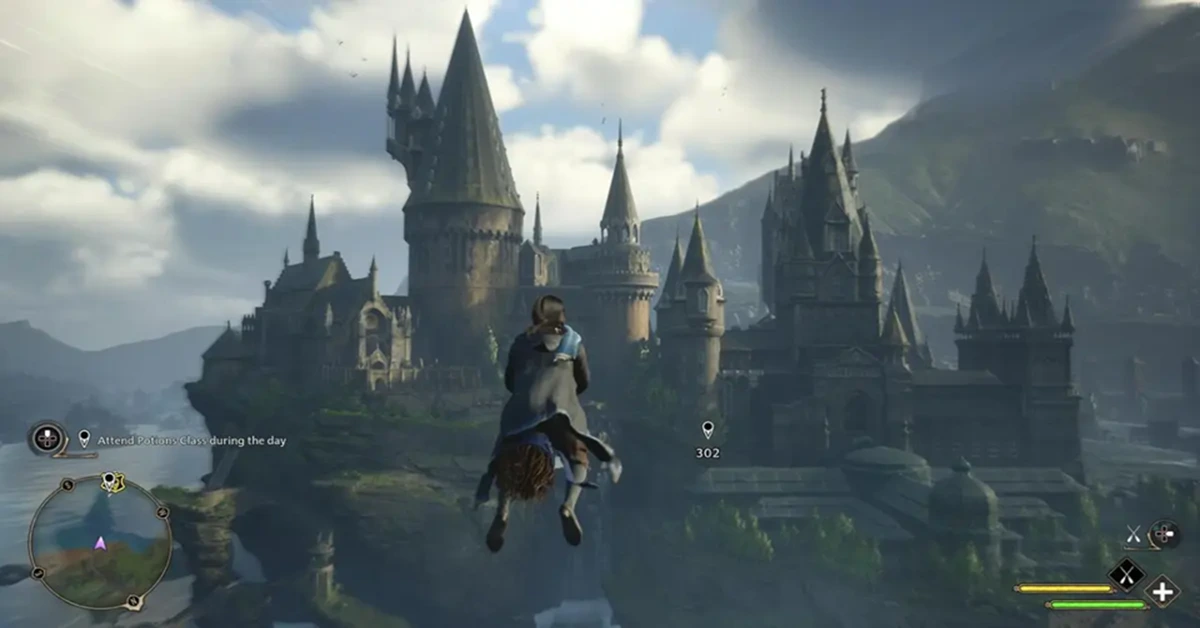 Personaggio di Hogwarts Legacy in volo su una scopa sopra le Highlands scozzesi.