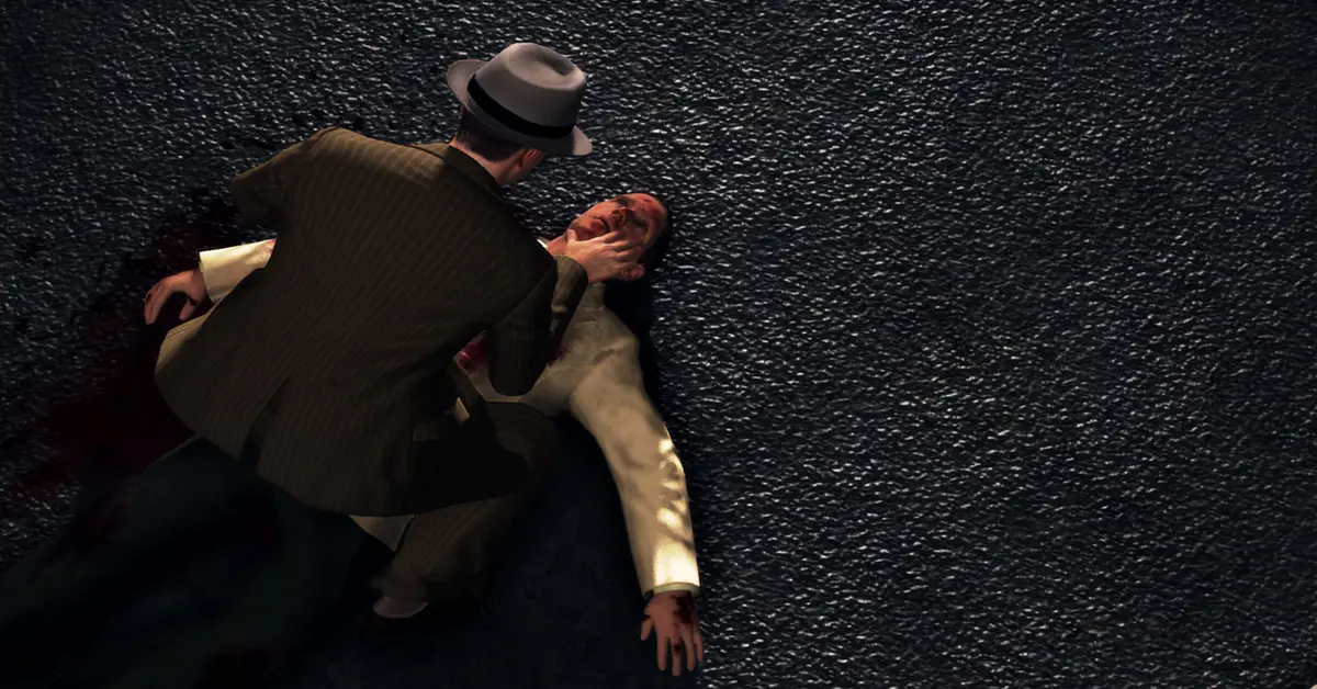 Cole Phelps esamina una prova sulla scena di un crimine in L.A. Noire