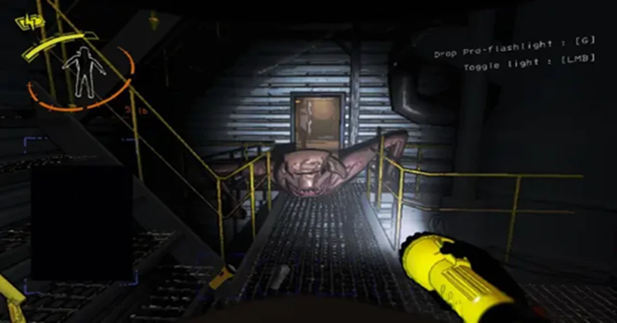 Giocatori di Lethal Company trasportano pesanti rottami metallici superando un pericoloso mostro Thumper