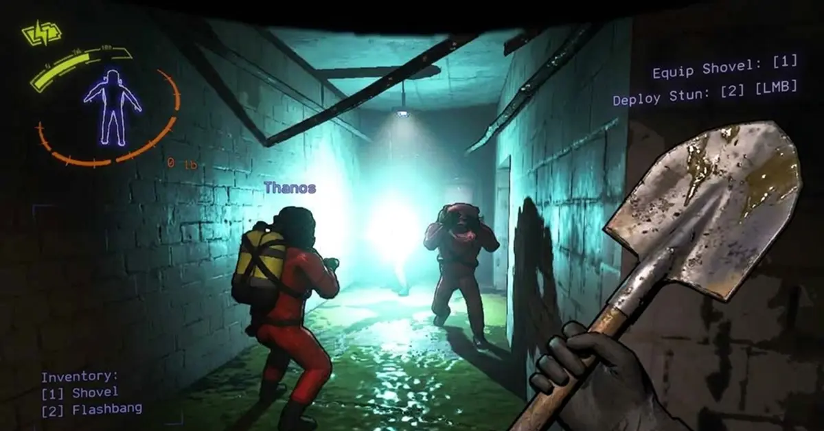 Giocatori che usano la pala e granate stordenti in un buio corridoio industriale in Lethal Company.