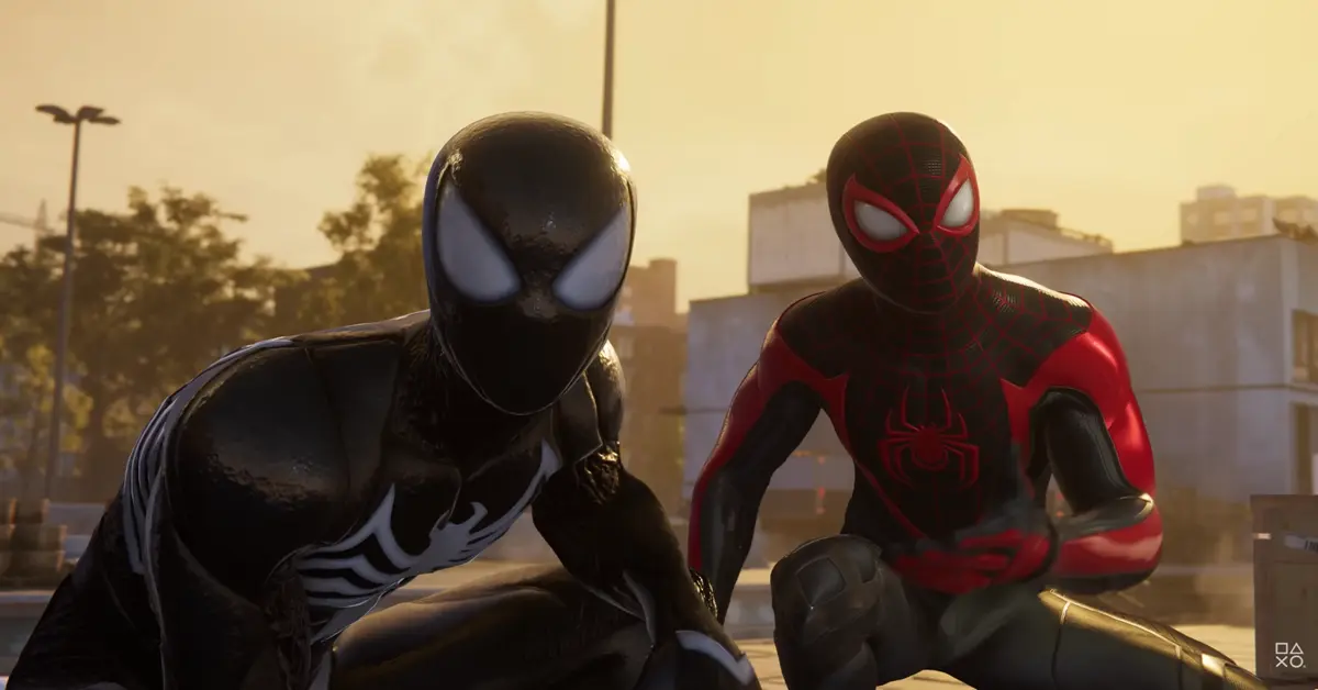 Peter Parker e Miles Morales insieme nei loro costumi di Spider-Man su un tetto di New York.
