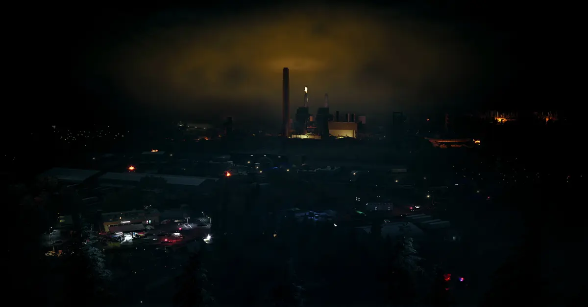 Un sopravvissuto esplora un oscuro complesso industriale in No More Room in Hell 2