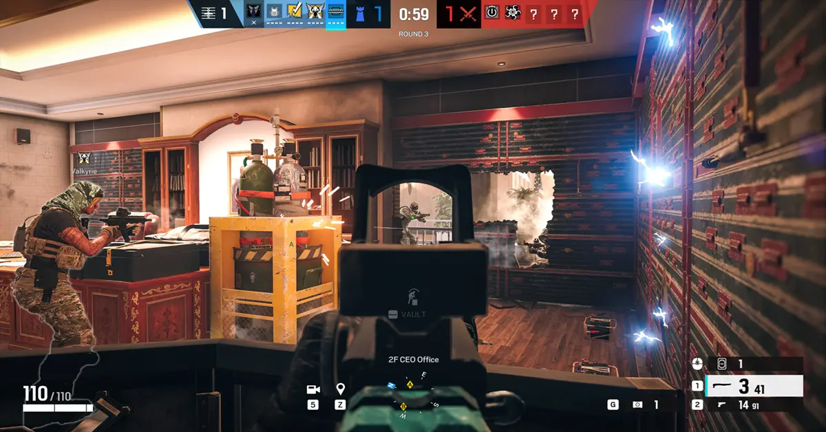 Operatori di Rainbow Six Siege che fanno irruzione attraverso una parete rinforzata
