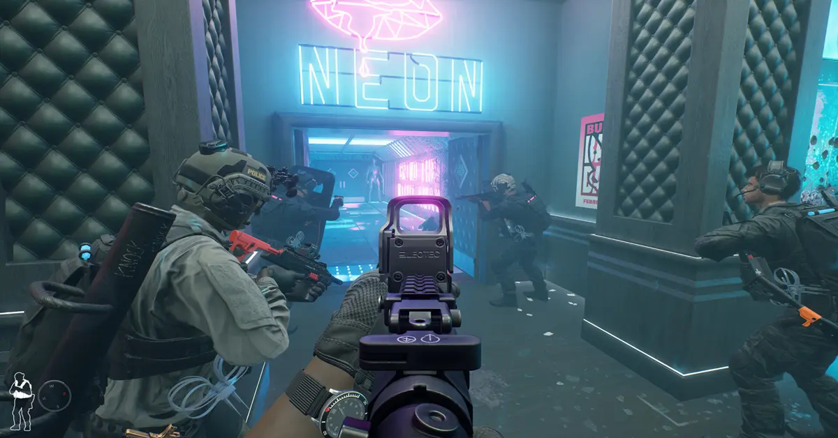 Una squadra SWAT completamente equipaggiata fa irruzione in una stanza buia in Ready or Not su PC.