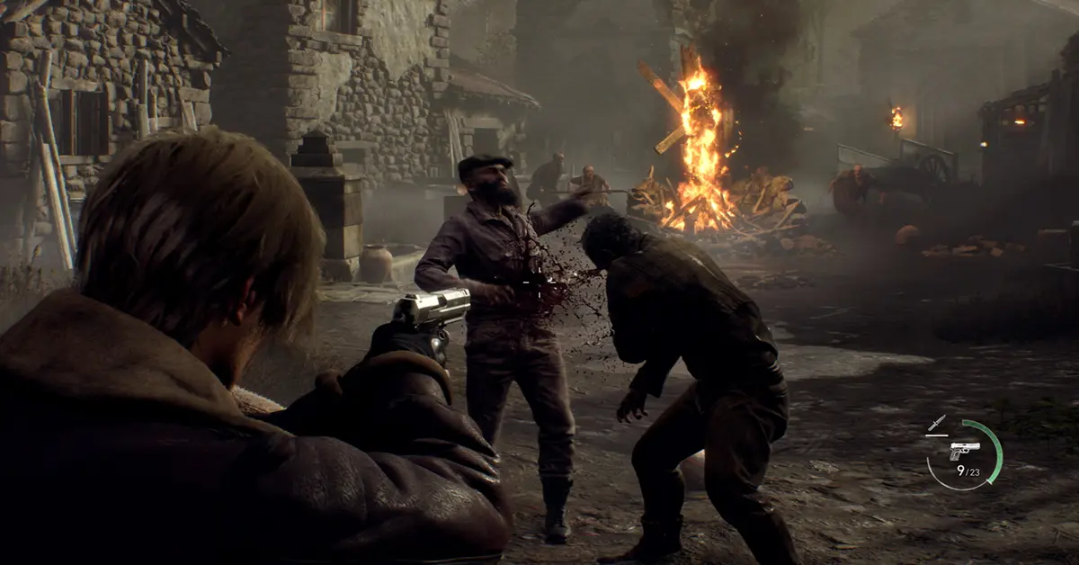 Leon S. Kennedy con in mano una pistola nel villaggio europeo di Resident Evil 4 Remake