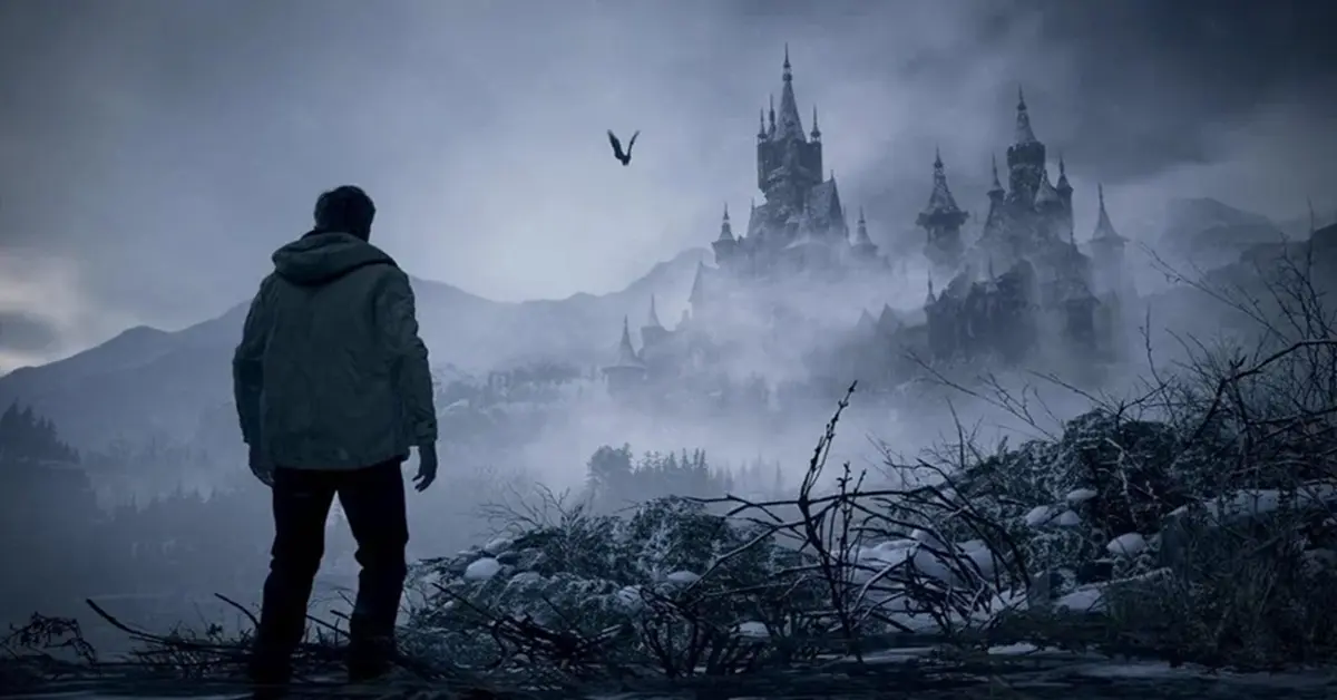 Ethan Winters, il protagonista di Resident Evil Village, di fronte al villaggio europeo avvolto dalla nebbia.
