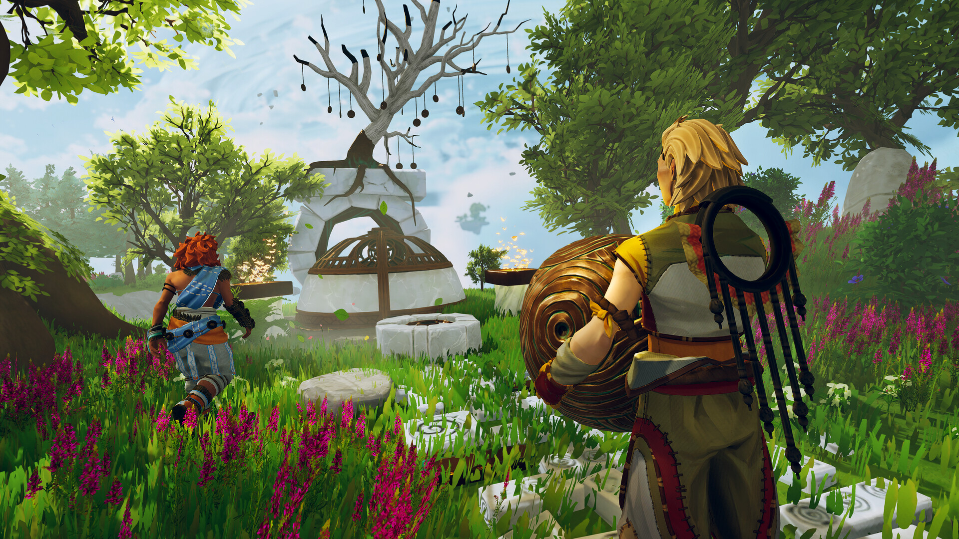 due personaggi in una foresta davanti a un albero con medaglioni